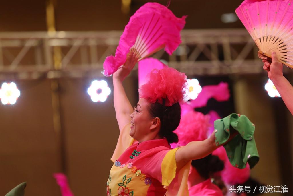 广场舞大赛夺冠背后的故事与小巷特色小店的秘密